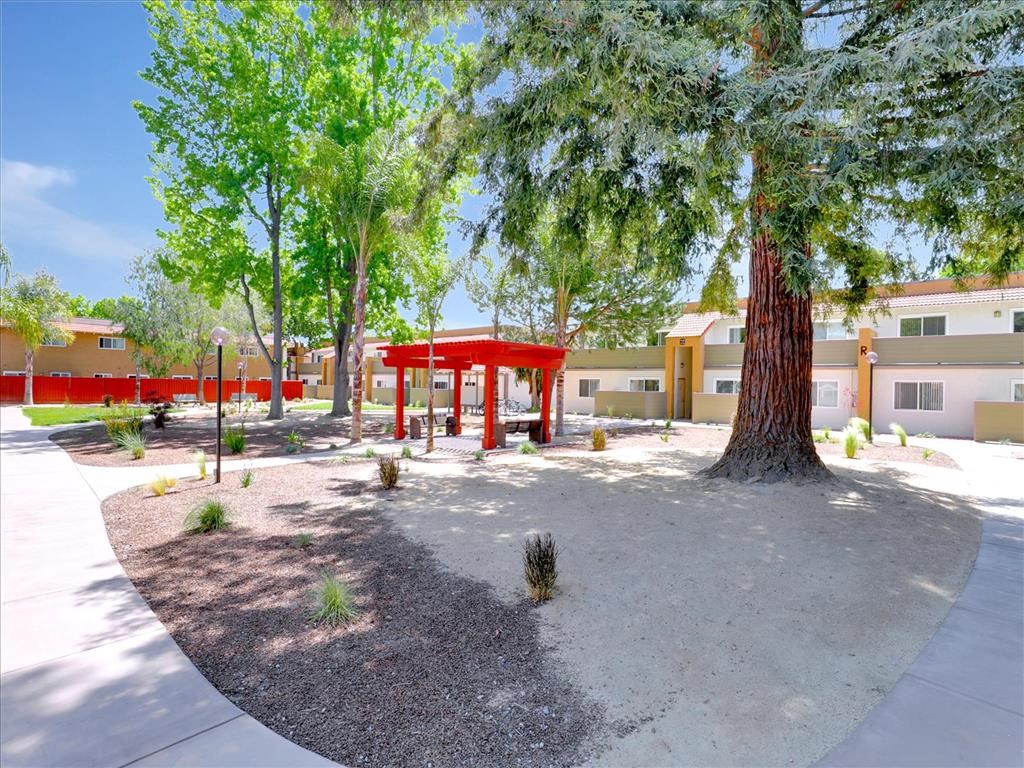 Lush Green Courtyard Wit Walking Paths at Casa Alberta Apartments, California, 94087
