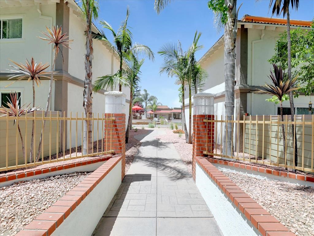 Walking Path at Casa Alberta Apartments, California