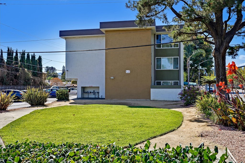 Courtyard at Hamilton Apartments in San Jose, CA