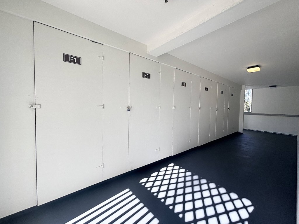 A row of white lockers with the first one labeled F1.