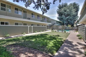 Lush Green Courtyard Wit Walking Paths Lush Green Courtyard Wit Walking Paths at Mountain View Place, Mountain View, CA - Photo Gallery 5