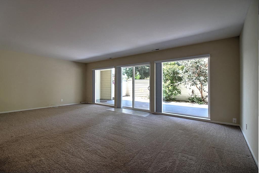 Living room entrance view at Wellesley Crescent, California