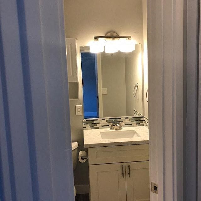 A bathroom with a sink and mirror.