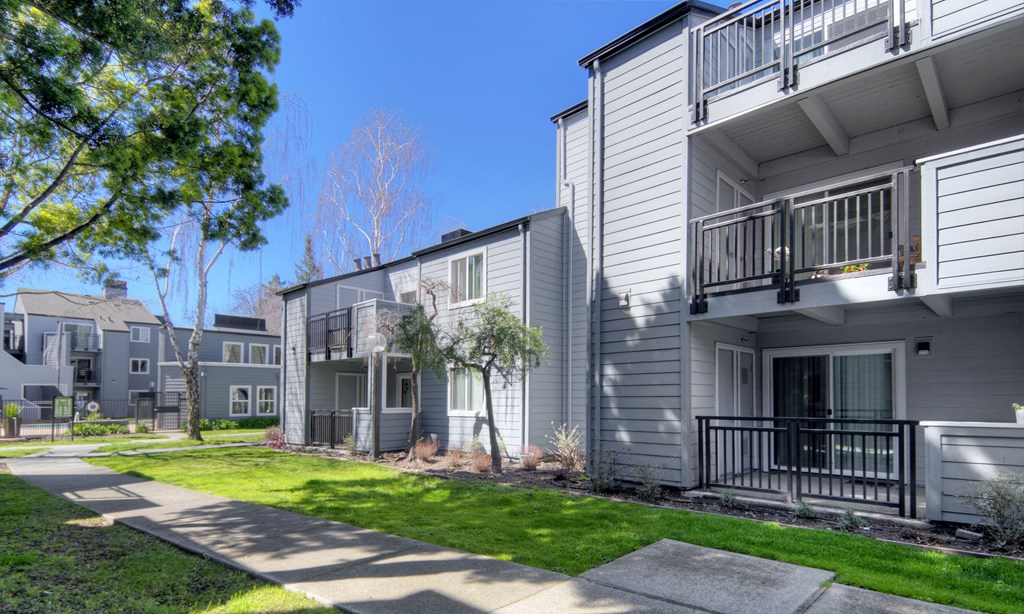 the preserve at ballantyne commons exterior view of apartments with sidewalks and grass