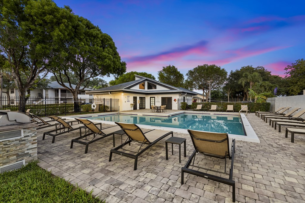 additional photo for property listing at chic digs with room to stretch out in the village 22 car