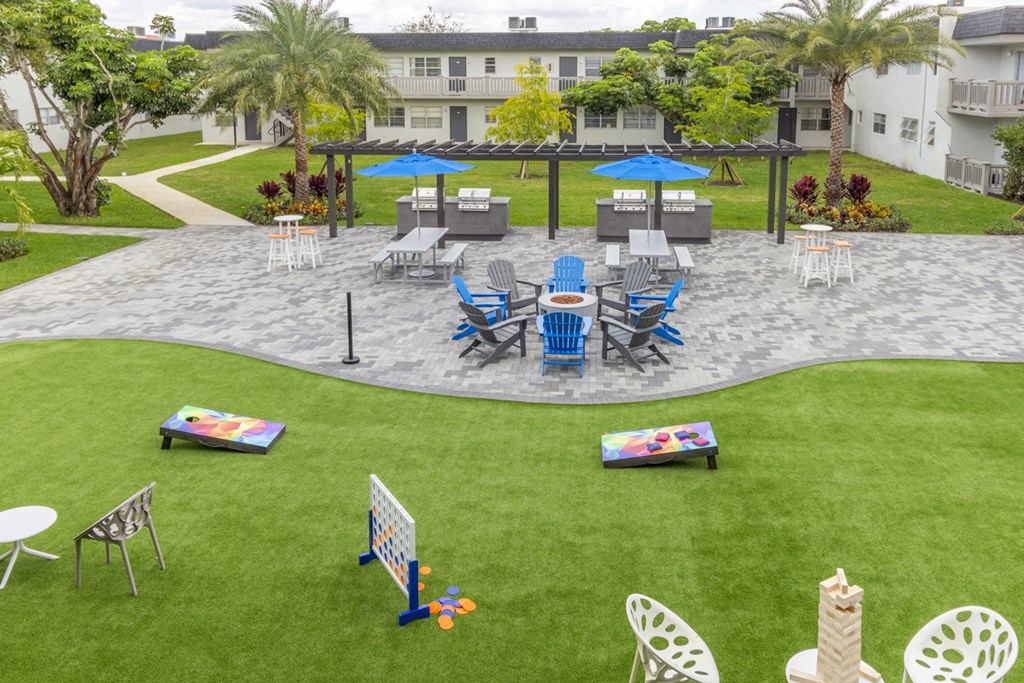 Vue on 67th Courtyard with Games