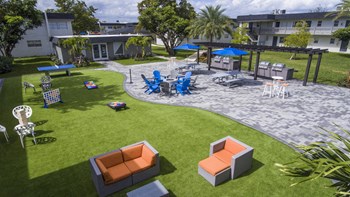 Vue on 67th Courtyard with Seating - Photo Gallery 16