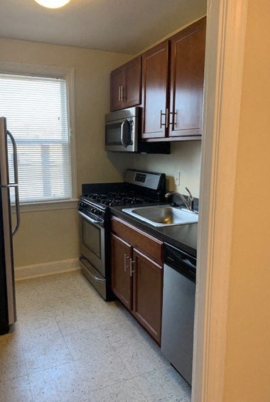 1620 C Street, SE 1 Bed Apartment for Rent - Photo Gallery 1