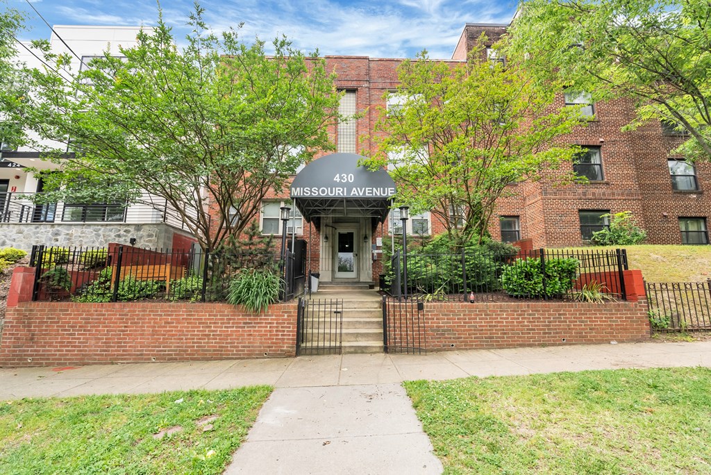 the building in which the avenue apartments are located