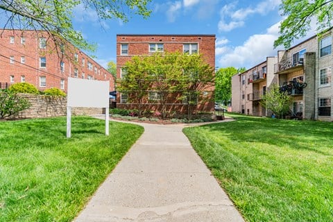 the preserve at ballantyne commons apartments walking path and grass