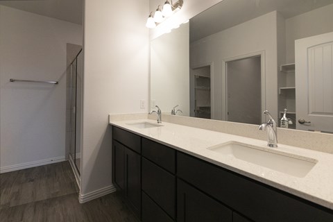 A bathroom with a sink and mirror.