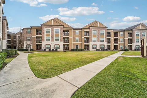 331 Forest Center Dr. 1-2 Beds Apartment for Rent
