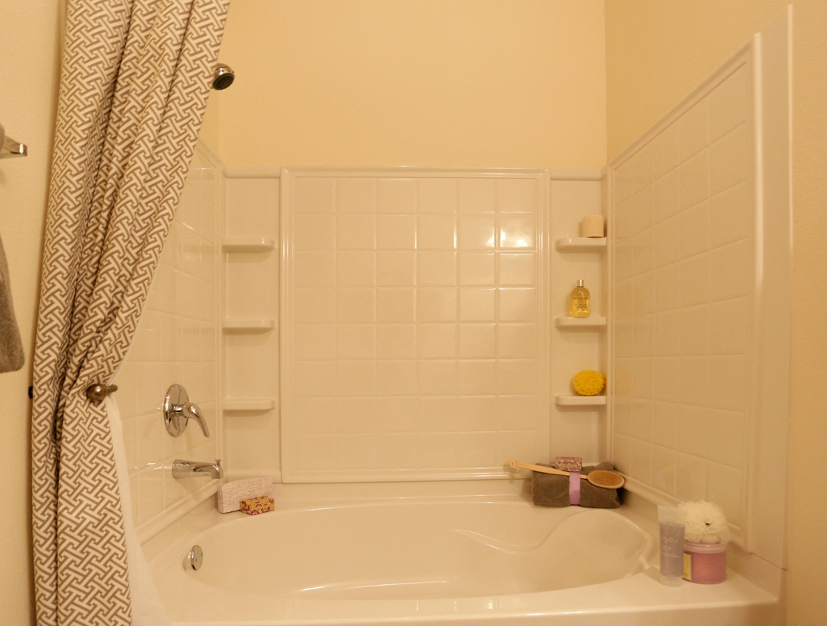 Garden style bathtub with shelving surround at Houma Highlands, Louisiana