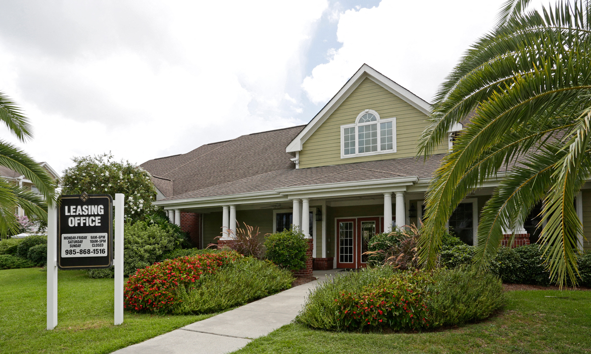 Lusciously landscaped Leasing Office entrance at Houma Highlands, Houma, LA