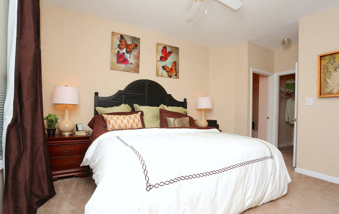 Large Main Bedroom with King Size Bed, Walk-in Closet and Ensuite, The Columns at Club Drive, Georgia