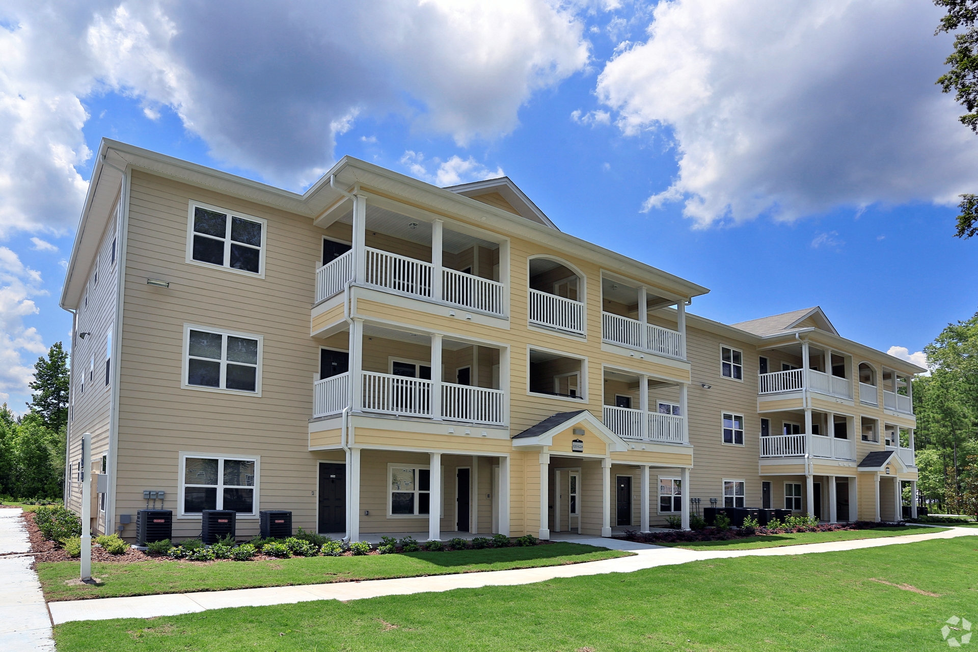 Beautifully landscaped building exteriors at The Columns at Coldbrook Station, GA 31407