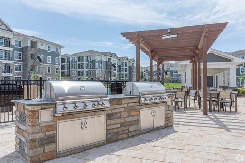 Grills and Seating at The Columns on Main, Spring Hill