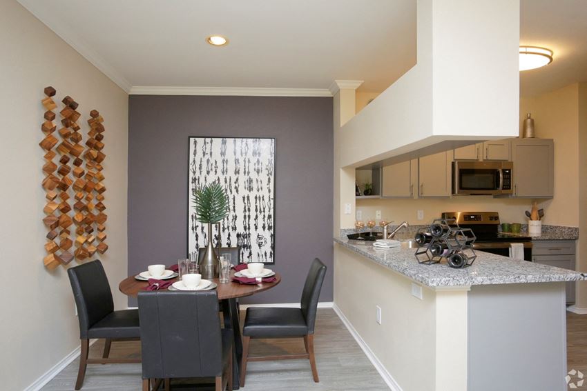 Modern dining room Modern dining room at The Columns at Westchase, Houston - Photo Gallery
