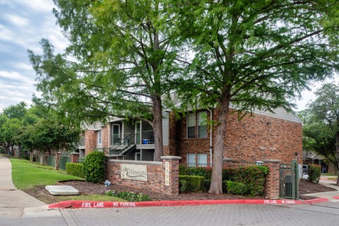 A brick building with a sign that says "Fire Lane" in front of it.