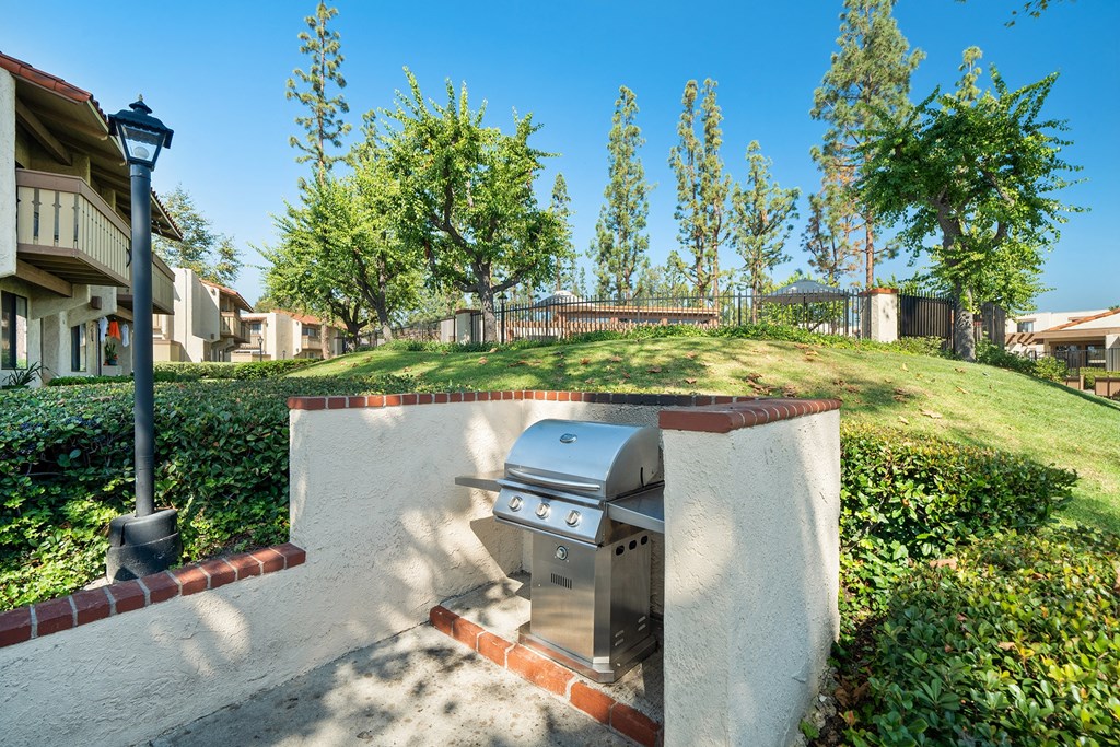 the preserve at ballantyne commons apartments grill area with grass