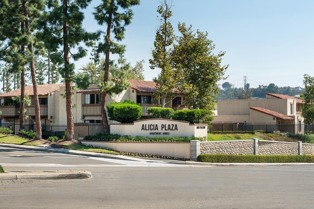 the sign for alameda plaza at the corner of a street
