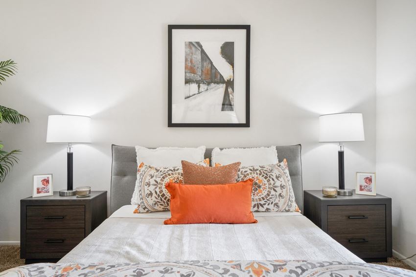 a bedroom with a bed and two night stands with lamps on them - Photo Gallery