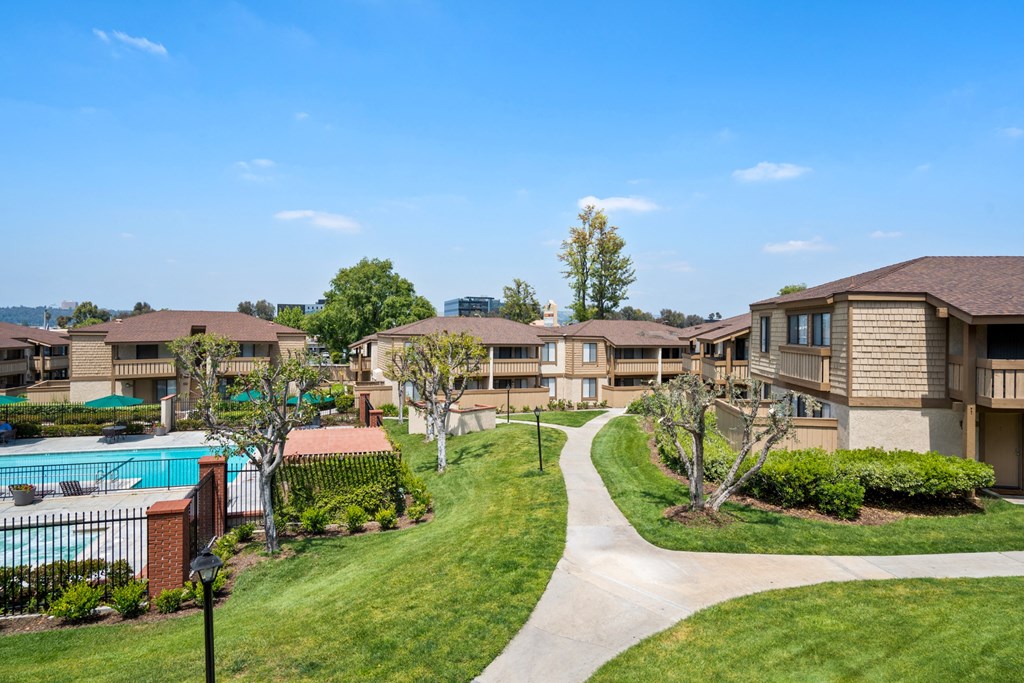 the preserve at ballantyne commons apartments courtyard and swimming pool