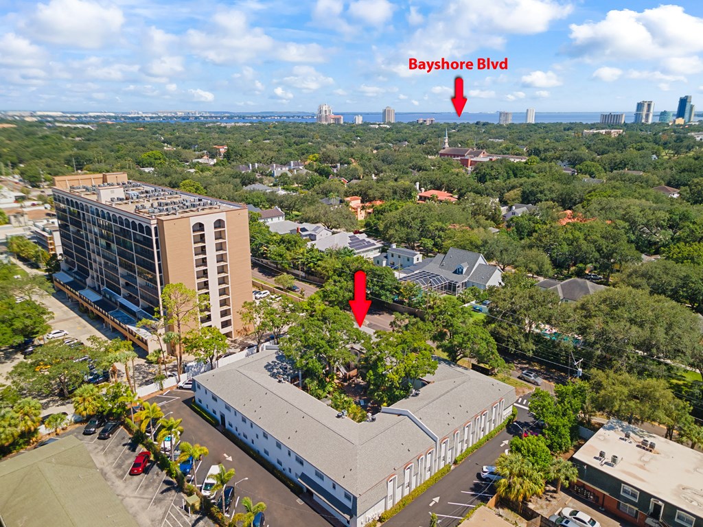 additional photo for property listing at chic digs with room to stretch out in the village 22 car