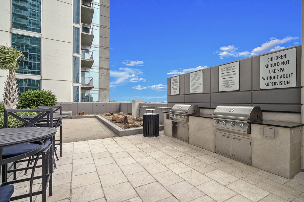 Allure Hermann Park | Outdoor Dining and Grilling Areas