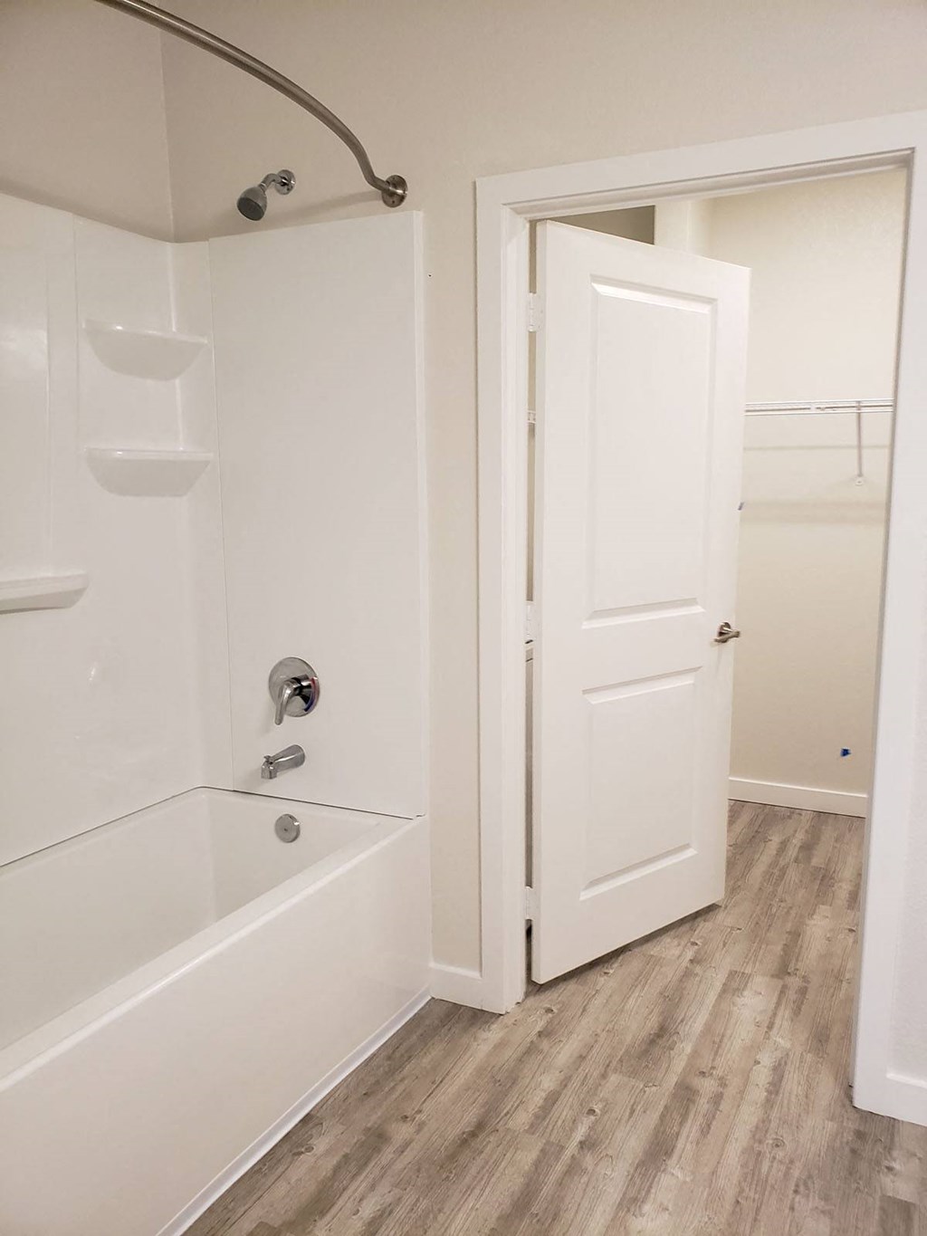 Sydney Trace Apartments Bathroom