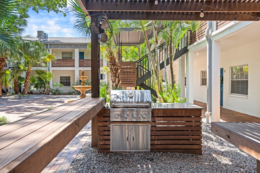 additional photo for property listing at chic digs with room to stretch out in the village 22 car