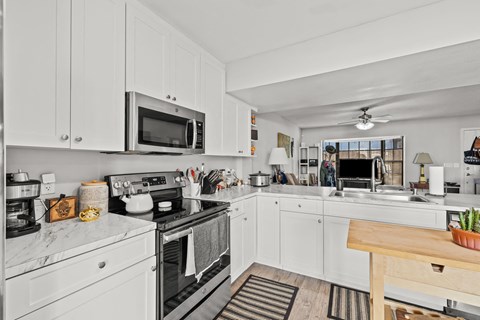 Albany Apartments | Tampa, FL | Kitchen Albany Apartments | Tampa, FL | Kitchen