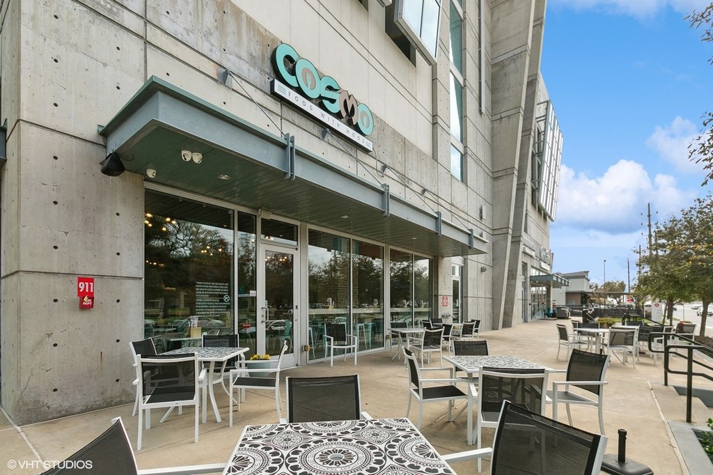 Walking distance to Local Restaurants, Hermann Park, Houston Zoo, Medical Center and Museum District