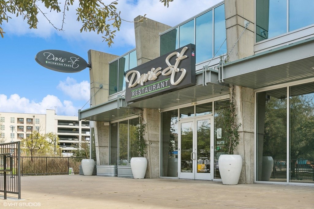 Walking distance to Local Restaurants, Hermann Park, Houston Zoo, Medical Center and Museum District