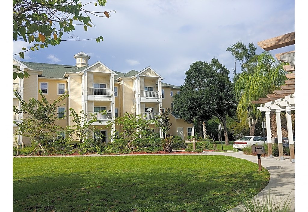 Laurel Oaks Senior Apartments Exterior