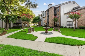 Hilton Head Apartments Courtyard with Fountain Hilton Head Apartments Courtyard with Fountain - Photo Gallery 2