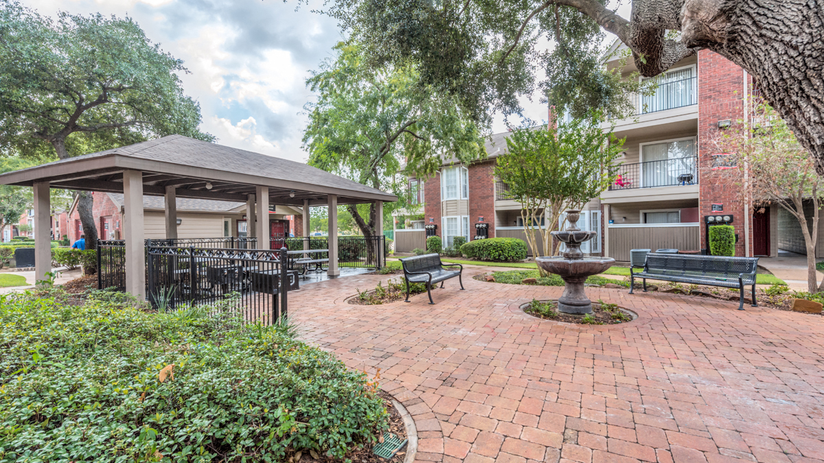 Parque at Bellaire Courtyard and Picnic Gazebo