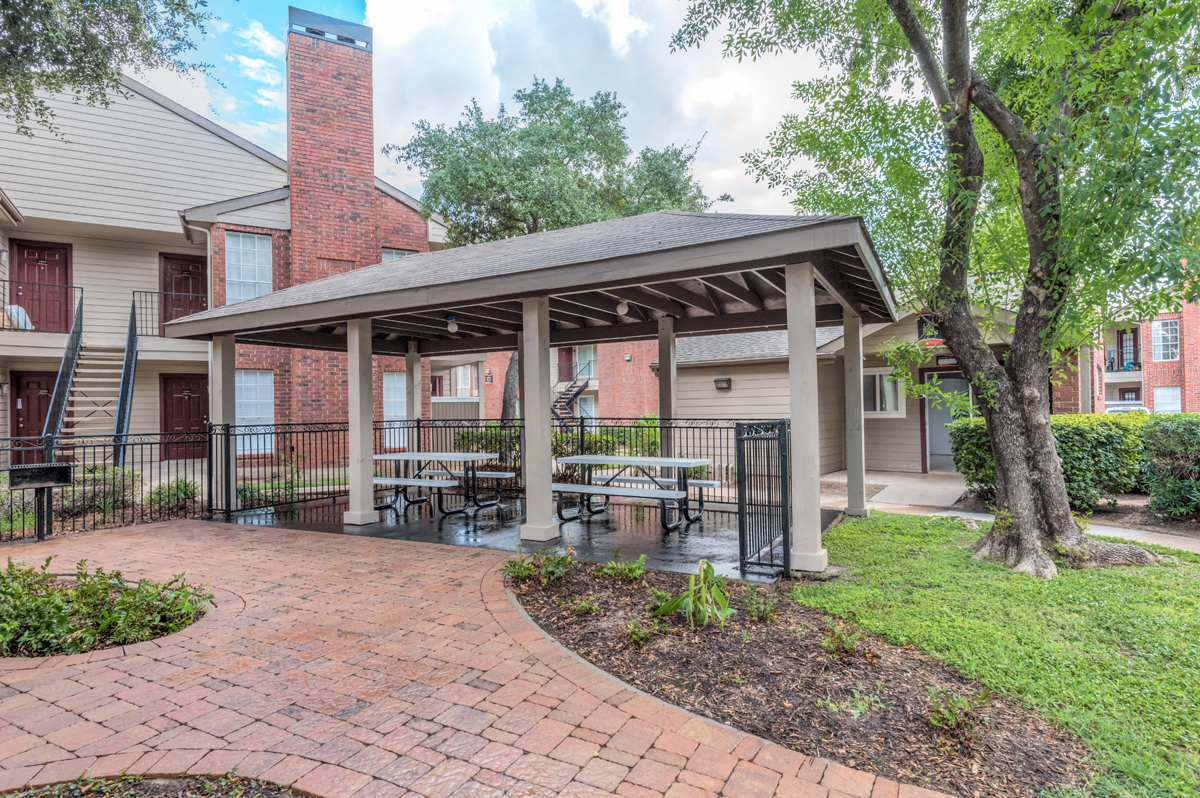 Parque at Bellaire Courtyard and Picnic Gazebo