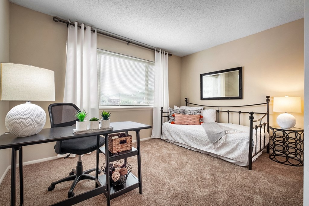 Woodlake Park Bedroom/Office