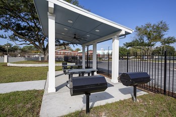 Lofts at Murray Hill Pavilion with Grills - Photo Gallery 11