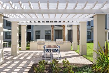 Longleaf at St. Johns Apartments | St. Johns, FL | Outdoor Kitchen with Grilling Stations