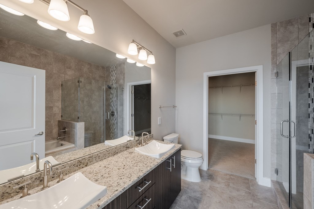 Allure Hermann Park | Penthouse Apartment Bathroom