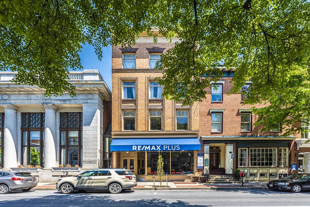 the building in which the hotel is located