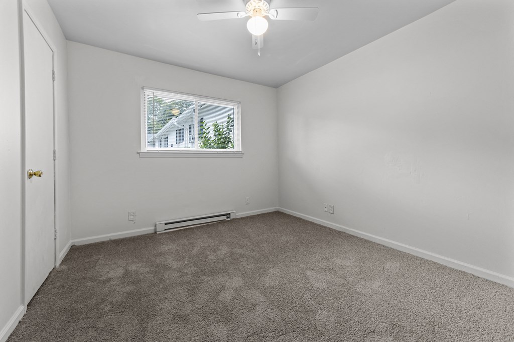 Beige Carpet In Bedroom at The Oaks Gate City, Greensboro, 27405