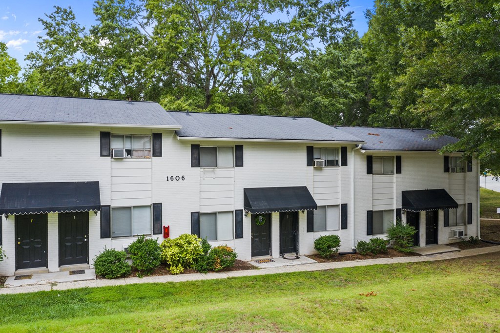 Lush Green Landscape at The Oaks Gate City, Greensboro, NC