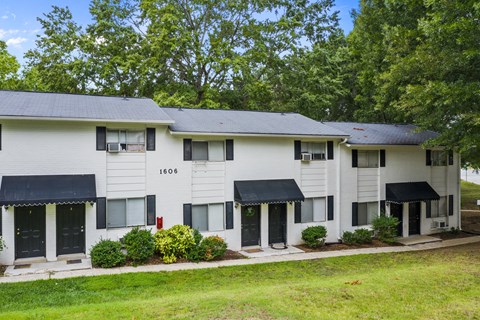 Lush Green Landscape at The Oaks Gate City, Greensboro, NC