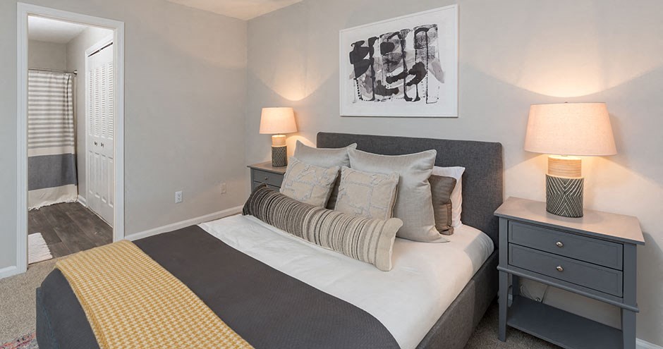 a bedroom with a bed and two night stands with lamps