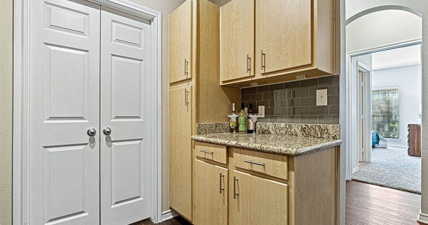 https://cdngeneral.rentcafe.com/dmslivecafe/2/3013/CityParcAtKeller-09Kitchen03-gallery.jpg?width=850&quality=80