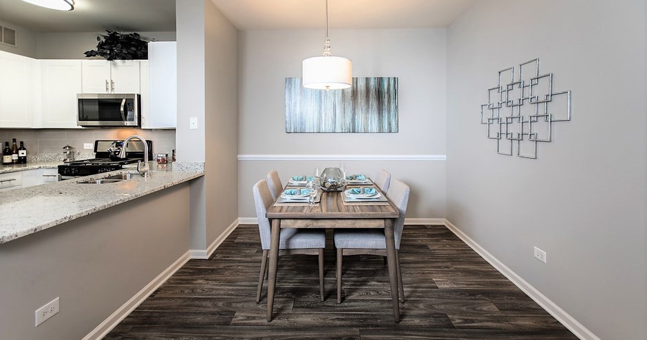 Woodlake Apartments | Gurnee, IL