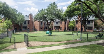 Dog Park Versailles Dallas Apartments For Rent - Photo Gallery 38
